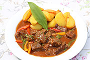 Ochsengulasch mit Paprika an frittierten Knödelecken im Landgasthof Vogelsang (©Foto: Martin Schmitz)